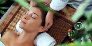 Mujer disfrutando de un tratamiento exclusivo en spa de lujo cerca de La Moraleja Madrid