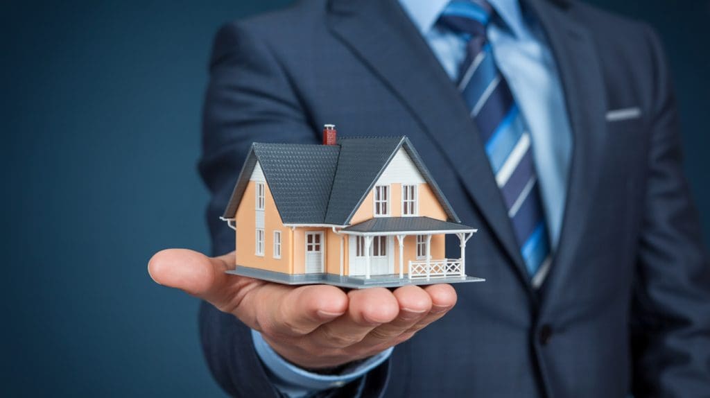 Asesor inmobiliario especializado en viviendas de lujo en La Moraleja